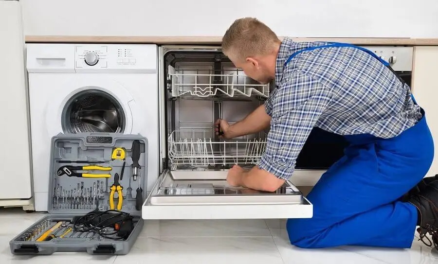 Kandıra Liebherr servisi teknisyen ekibi beyaz eşya tamiri yaparken